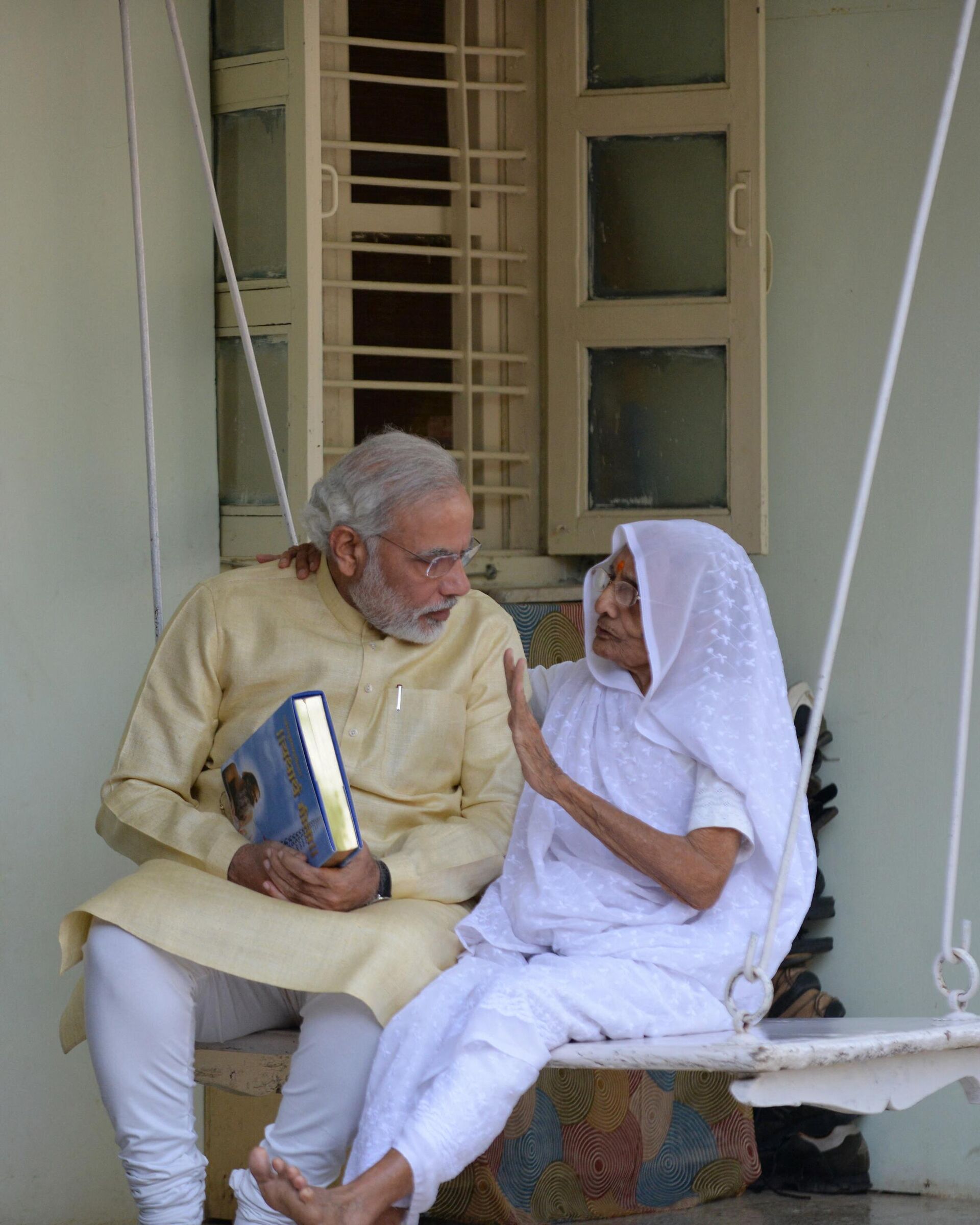 Gujarat state Chief Minister and the Bharatiya Janata Party's (BJP)'s prime ministerial candidate, Narendra Modi (L) celebrates his birthday with his 94 year old mother, Hiraba at her residence in Gadhinagar, some 30 kms from Ahmedabad on September 17, 2013. - Sputnik India, 1920, 30.12.2022