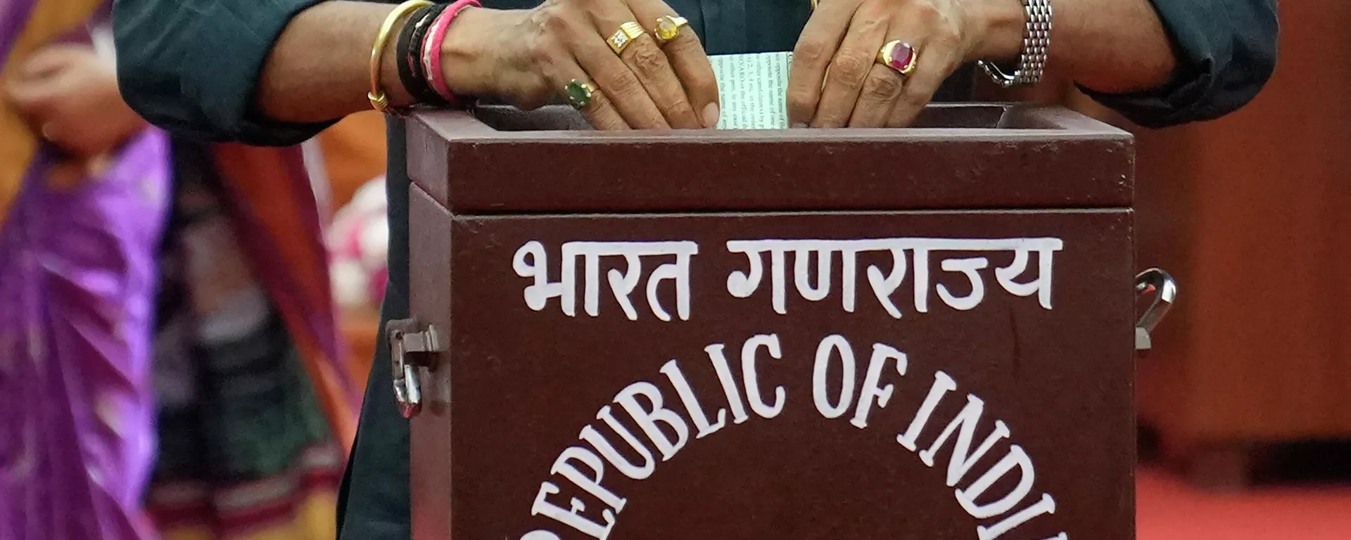 A lawmaker casts his vote during India's president election at the Parliament House in New Delhi, Monday, July 18, 2022 - Sputnik भारत, 1920, 31.08.2023
