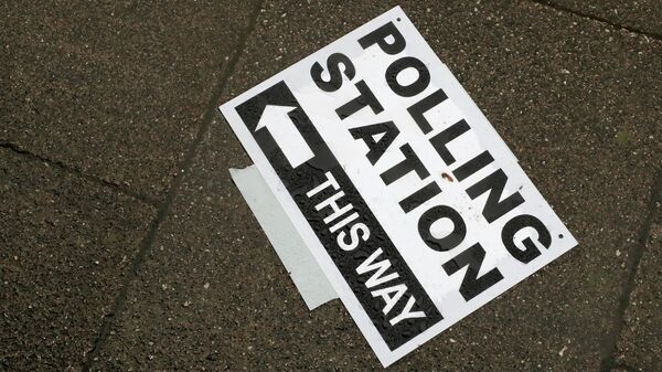 A polling station signpost lies on the pavement, in Twickenham, England (File) - Sputnik भारत