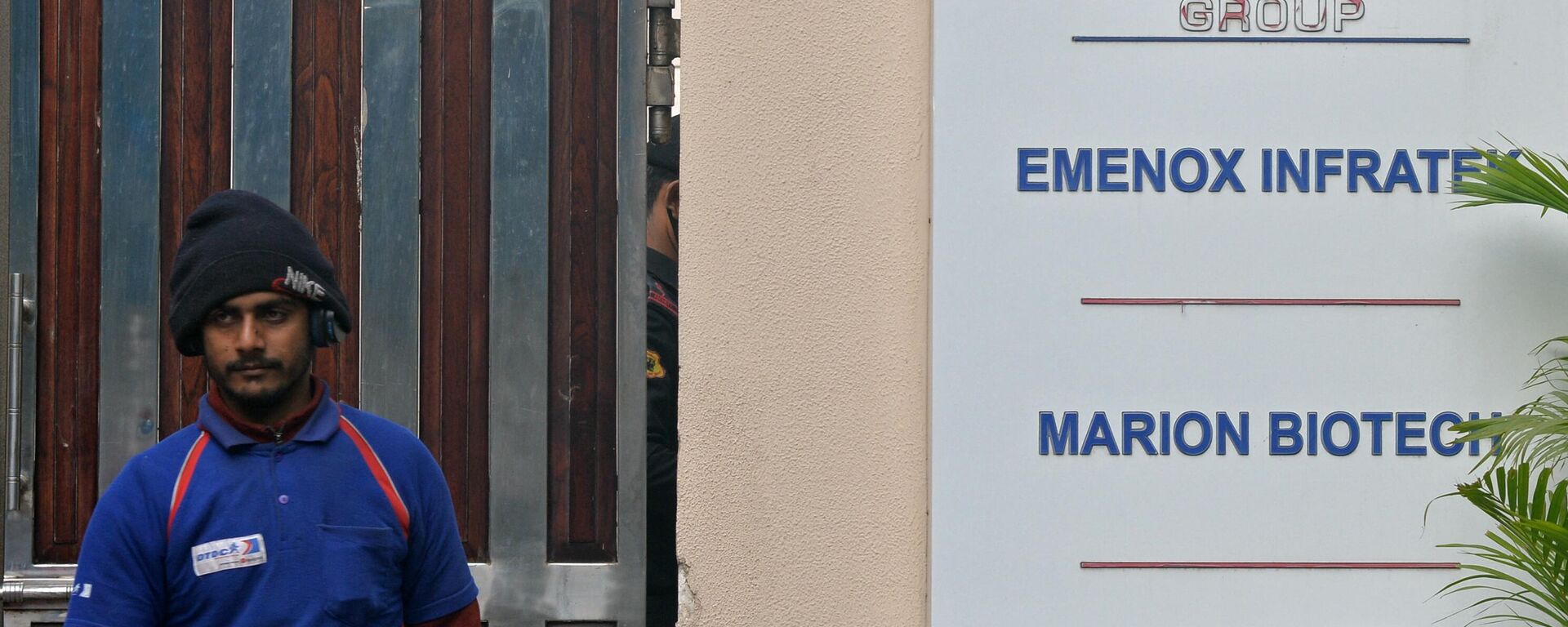 A man walks past the office enterance of Marion Biotech, a pharmaceutical company in Noida on the outskirts of New Delhi on December 29, 2022. - Sputnik India, 1920, 30.12.2022