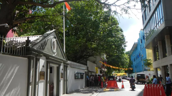 Maldivian pedestrians walk past the entrance to The Indian High Commission in Male on October 29, 2013. - Sputnik भारत