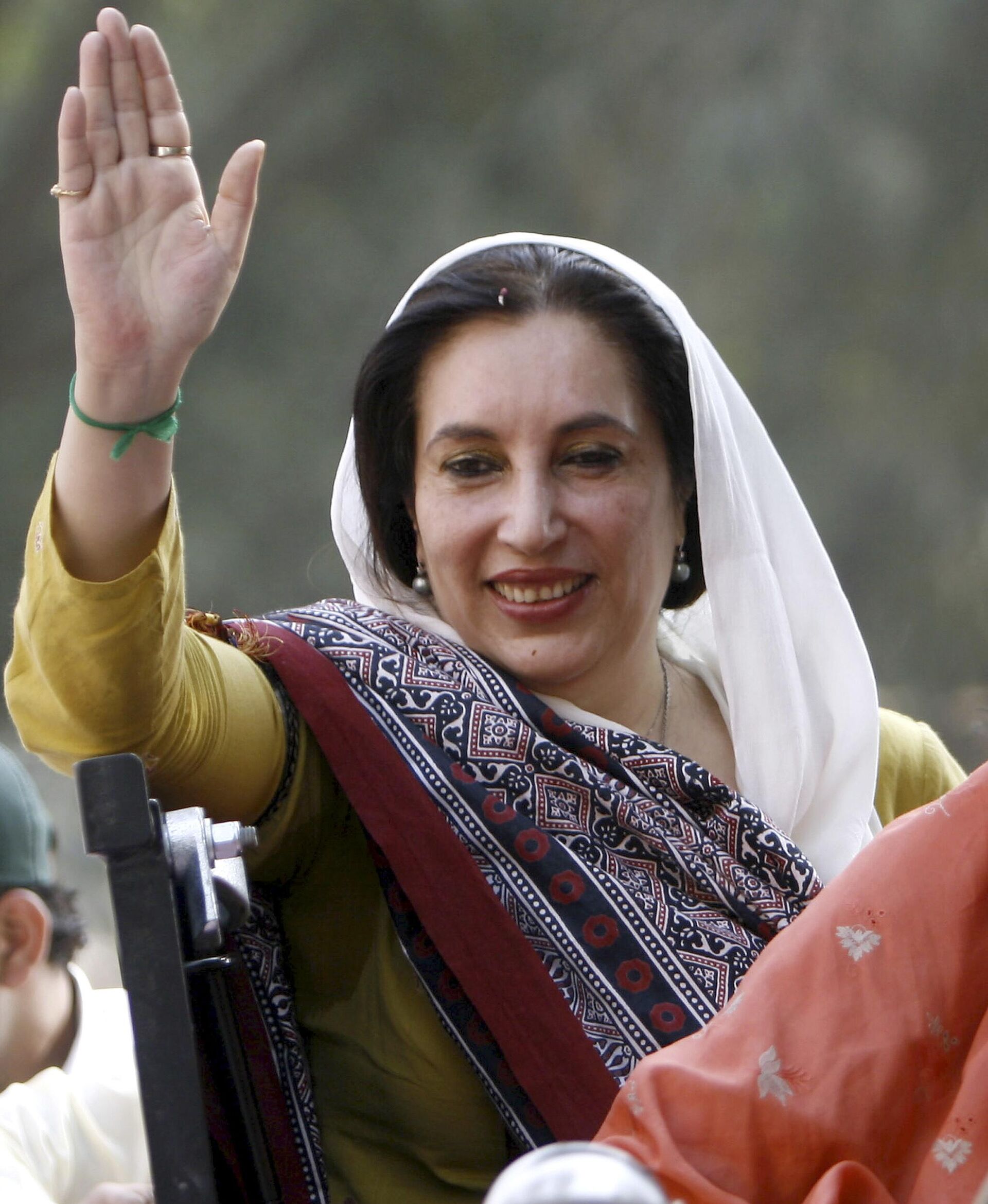Pakistan’s opposition leader Benazir Bhutto waves to her supporters as she arrives at city court to submit her nomination papers for parliamentary election, Monday, Nov. 26, 2007 in Larkana, Pakistan. - Sputnik India, 1920, 29.12.2022