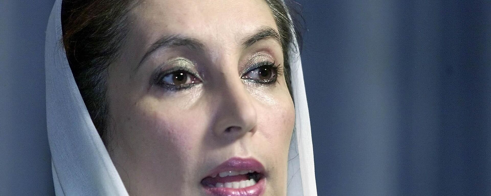 Former Pakistani Prime Minister Benazir Bhutto answers a question during a news conference at Elon University in Elon, N.C., Wednesday, Sept. 18, 2002. - Sputnik India, 1920, 29.12.2022