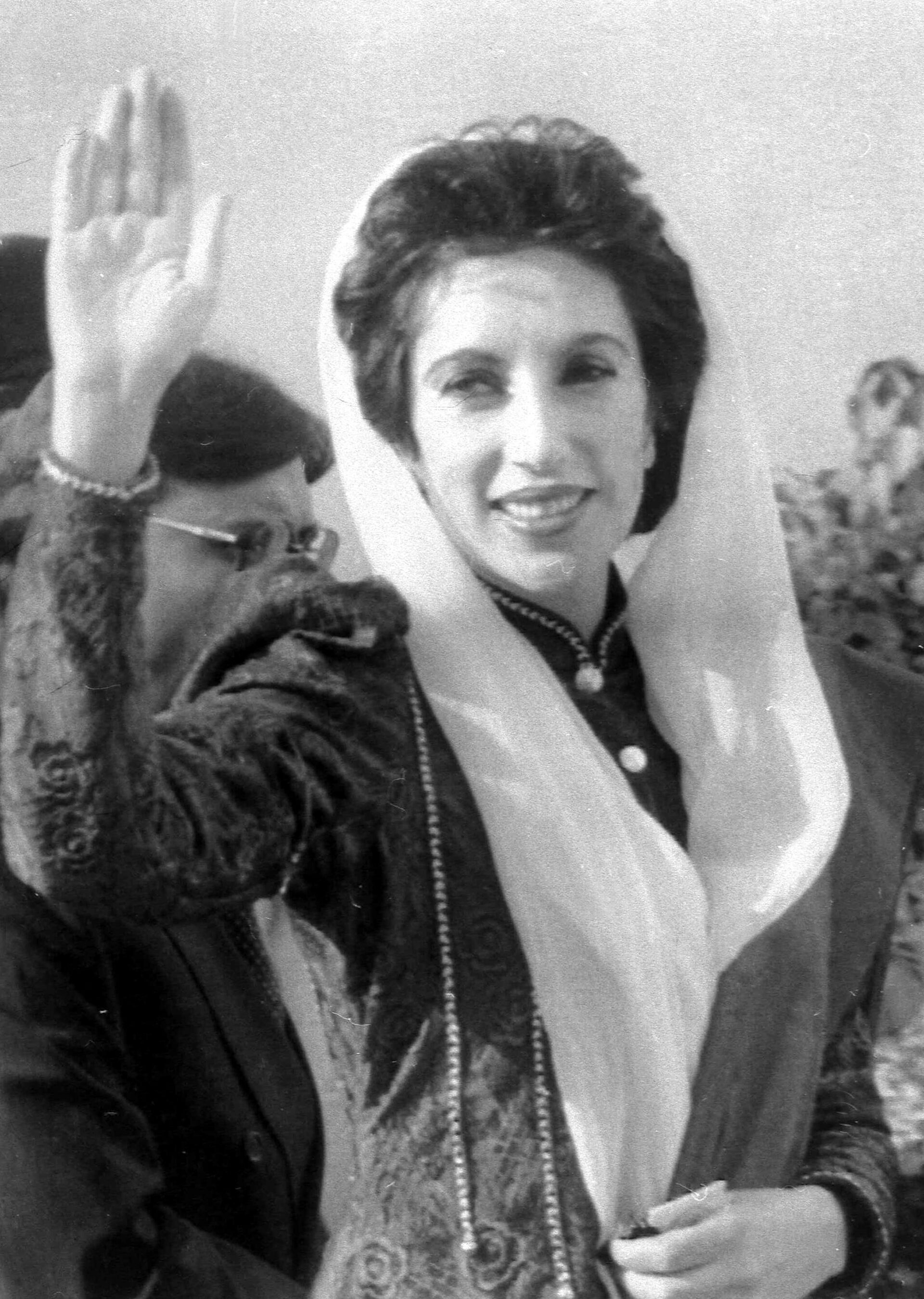 Benazir Bhutto waves to supporters outside the Presidential Palace in Islamabad after being elected as Prime Minister of Pakistan, Oct. 19, 1993. (AP Photo/B.K. Bangash) - Sputnik India, 1920, 31.12.2023