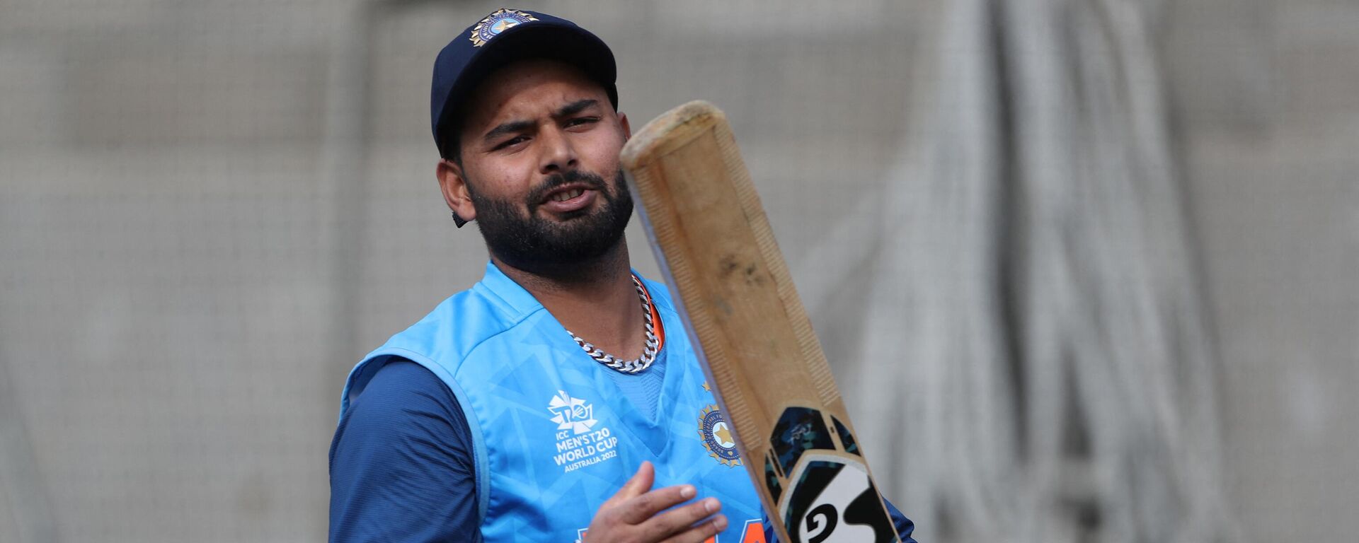 India's Rishabh Pant attends a net practice session at Melbourne Cricket Ground (MCG) in Melbourne on November 5, 2022, on the eve of their ICC men's Twenty20 World Cup 2022 cricket match against Zimbabwe.  - Sputnik India, 1920, 30.12.2022