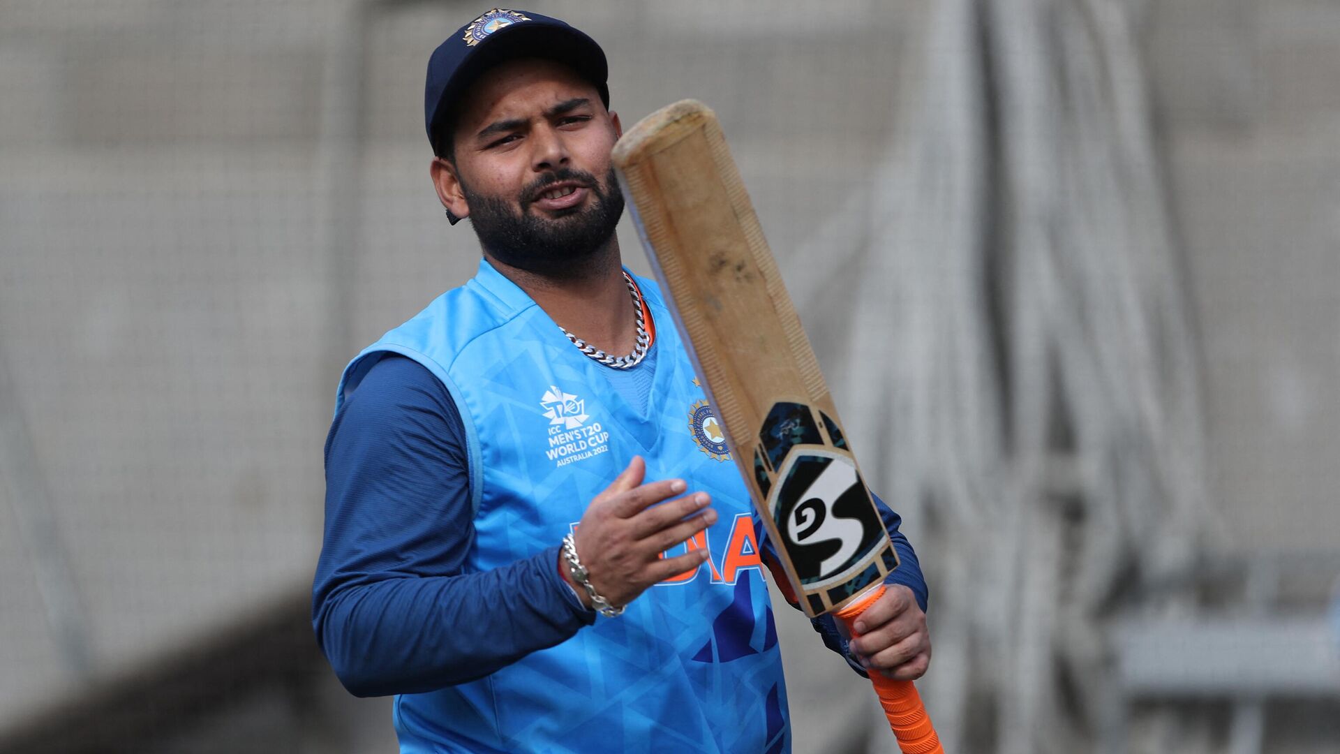 India's Rishabh Pant attends a net practice session at Melbourne Cricket Ground (MCG) in Melbourne on November 5, 2022, on the eve of their ICC men's Twenty20 World Cup 2022 cricket match against Zimbabwe.  - Sputnik भारत, 1920, 30.12.2022