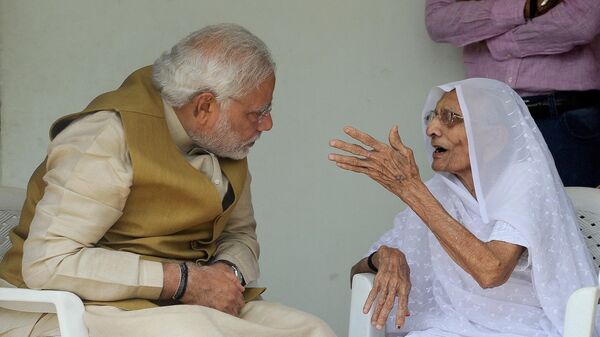 Chief Minister of western Gujarat state and main opposition Bharatiya Janata Party (BJP) prime ministerial candidate Narendra Modi (L) listens to his mother Hira Ba, in Gandhinagar about 23 kms from Ahmedabad on May 16, 2014. - Sputnik India