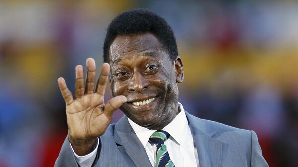 Brazilian soccer legend Pele waves prior to the African Cup of Nations final soccer match between Ivory Coast and Zambia at Stade de L'Amitie in Libreville, Gabon, Feb. 12, 2012. - Sputnik भारत