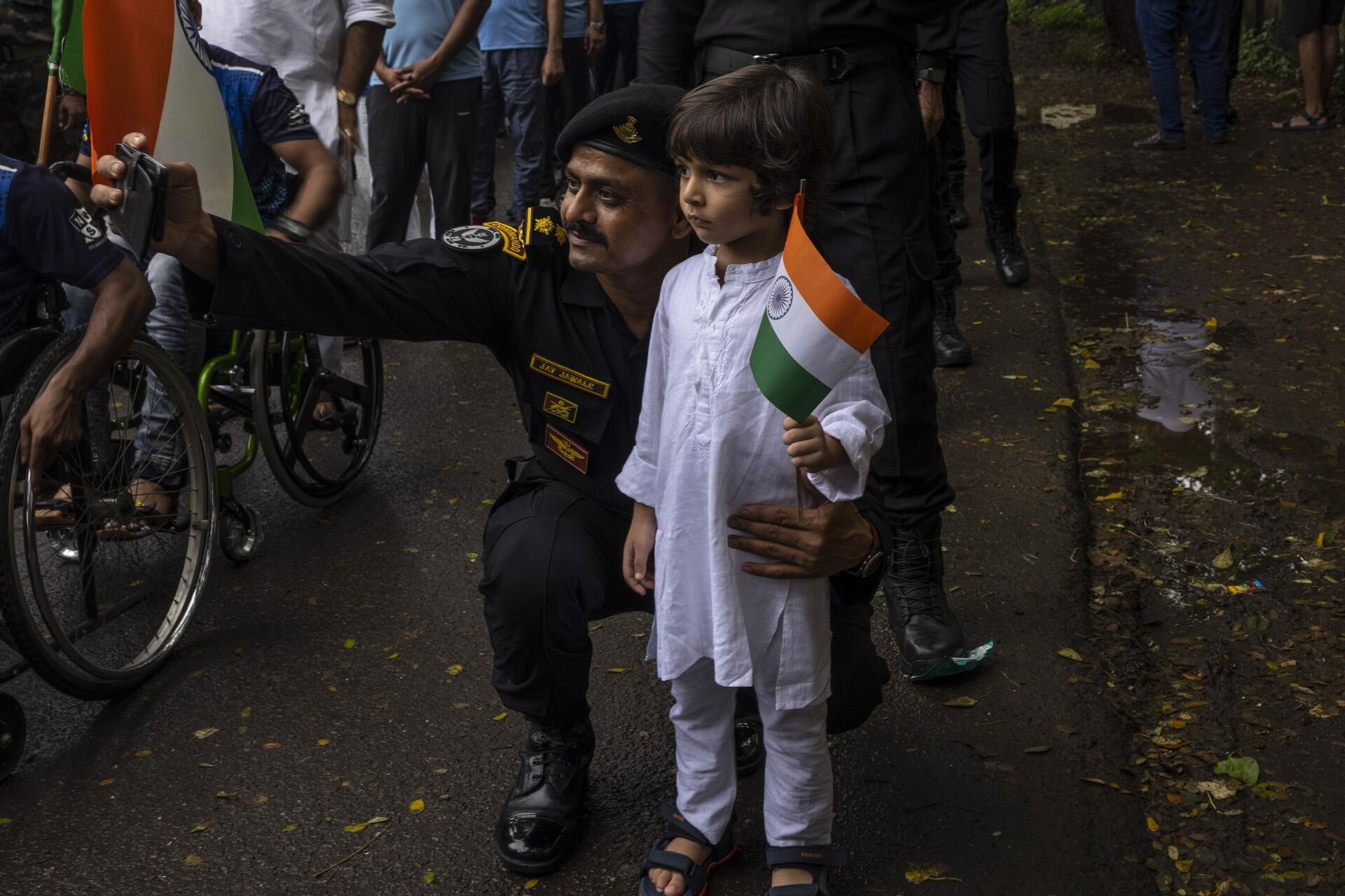 A National Security Guard commando takes selfie with a boy during a ceremony to celebrate 75 years of India's Independence in Mumbai, India, Sunday, Aug. 14, 2022. - Sputnik India, 1920, 30.12.2022