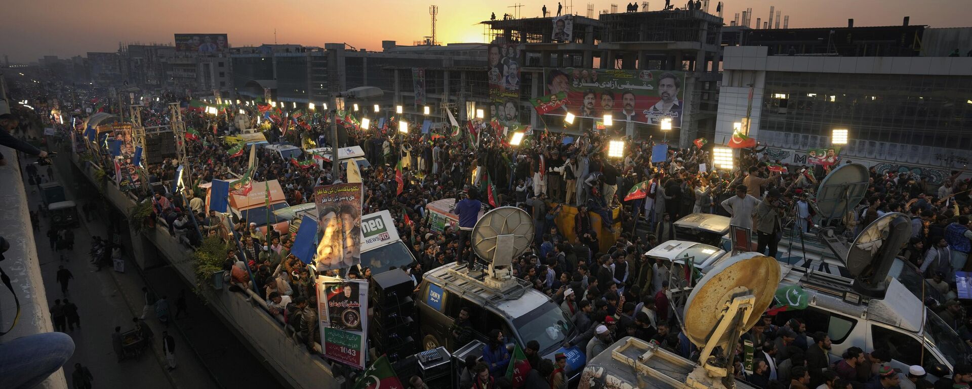 Supporters of Pakistan's former Prime Minister Imran Khan's 'Pakistan Tehreek-e-Insaf' party attend a rally, in Rawalpindi, Pakistan, Saturday, Nov. 26, 2022. - Sputnik India, 1920, 30.12.2022