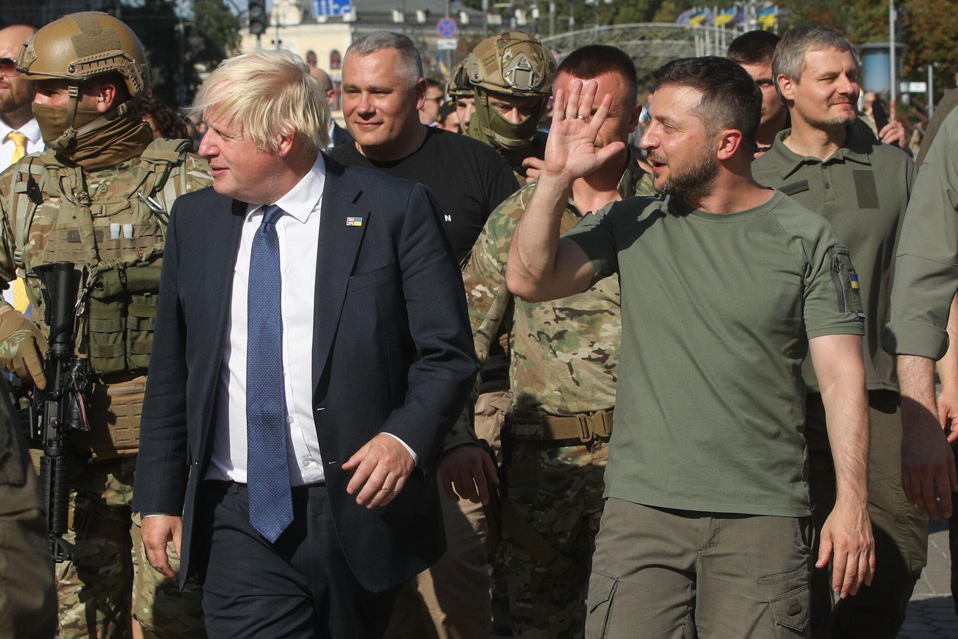 British Prime Minister Boris Johnson and Ukrainian President Volodymyr Zelensky walk down the street in central Kiev for a photo op, August 24, 2022. - Sputnik भारत, 1920, 30.12.2022