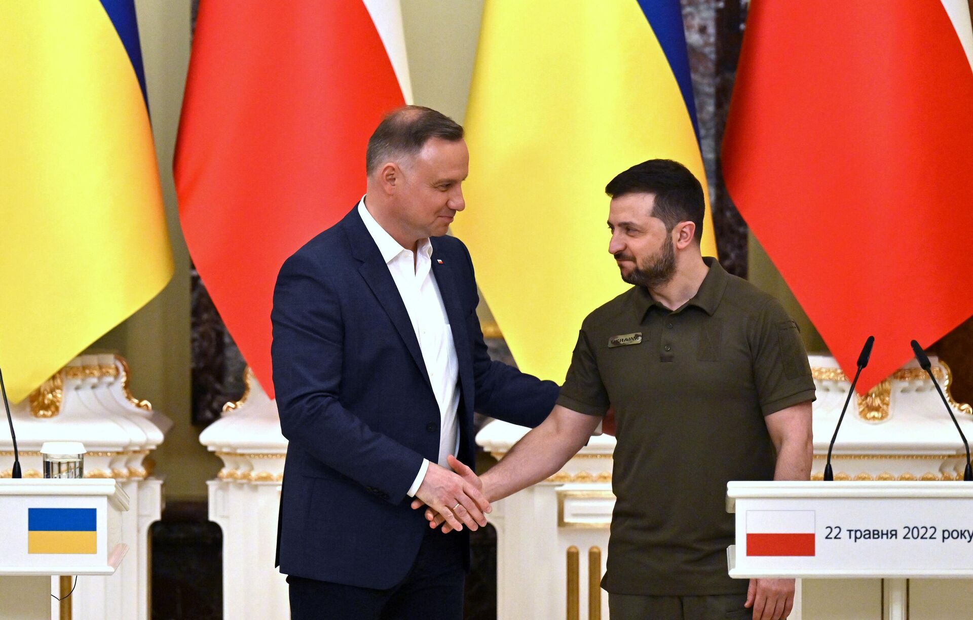 Ukrainian President Volodymyr Zelensky (R) and his Polish counterpart Andrzej Duda shake hands during a press conference following their talks in Kiev on May 22, 2022 - Sputnik भारत, 1920, 30.12.2022