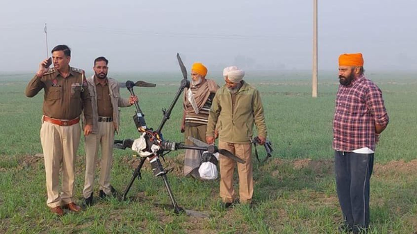 A Hexacopter drone equipped with modern technology & packets containing heroin weighing 5Kgs recovered from fields near the India-Pakistan border - Sputnik भारत