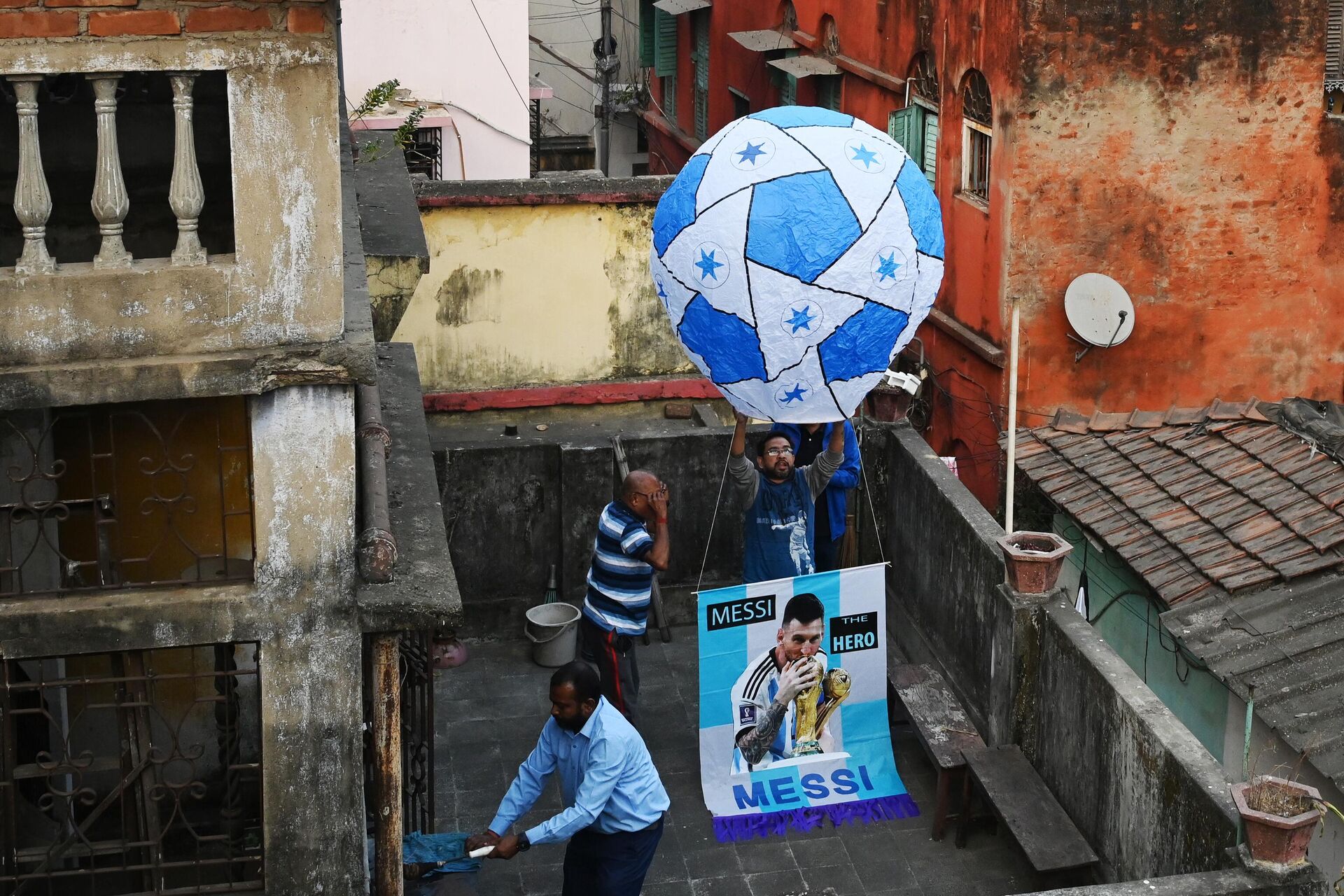 Football fans release a sky lantern with a picture of Argentina's football player Leo Messi to celebrate Argentina’s victory over France in the final of the Qatar 2022 World Cup, in Kolkata on December 19, 2022. - Sputnik India, 1920, 30.12.2022
