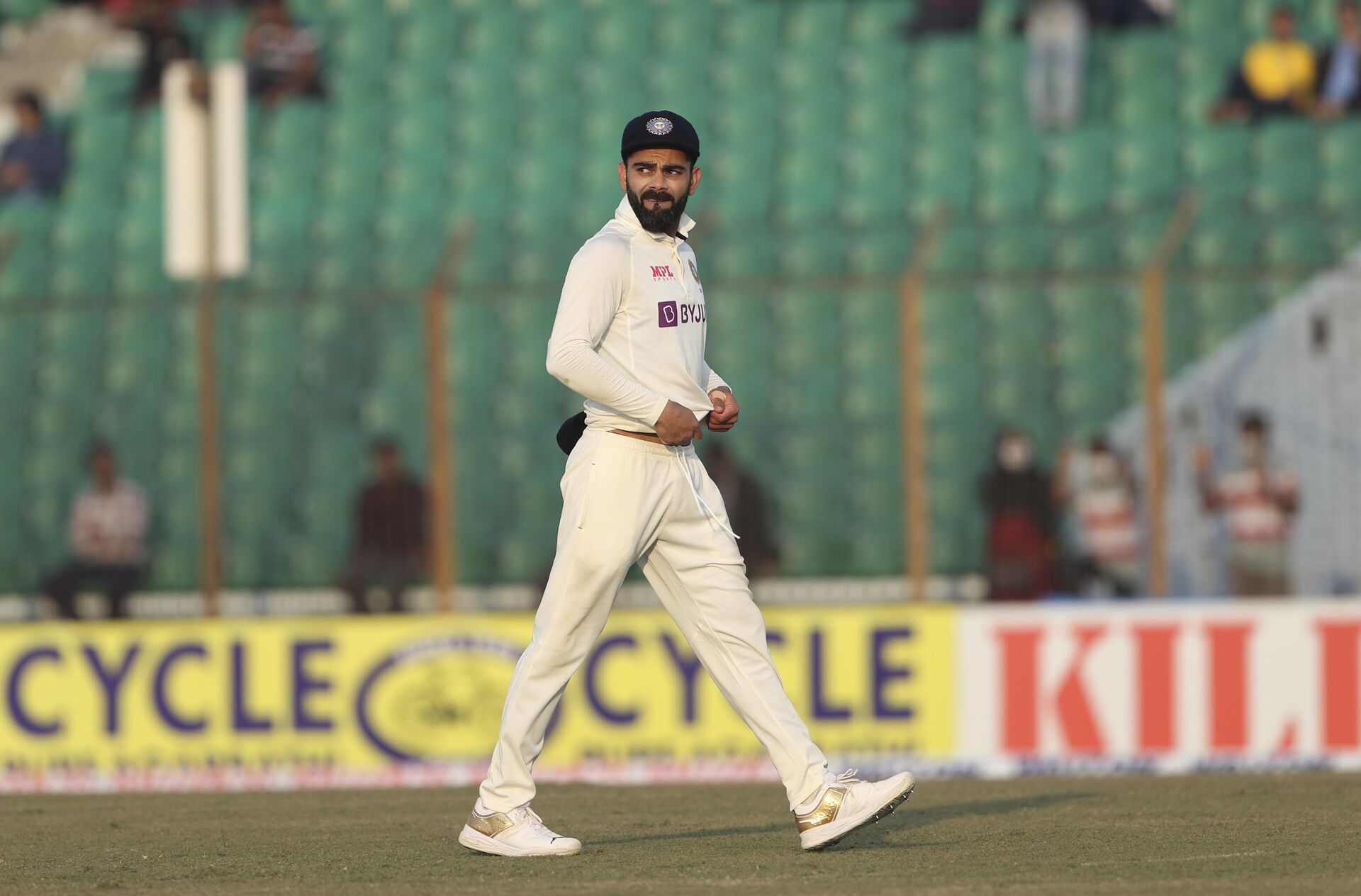 India's Virat Kohli fields during the day four of the first test cricket match between Bangladesh and India in Chattogram, Bangladesh, Saturday, Dec. 17, 2022. - Sputnik India, 1920, 30.12.2022