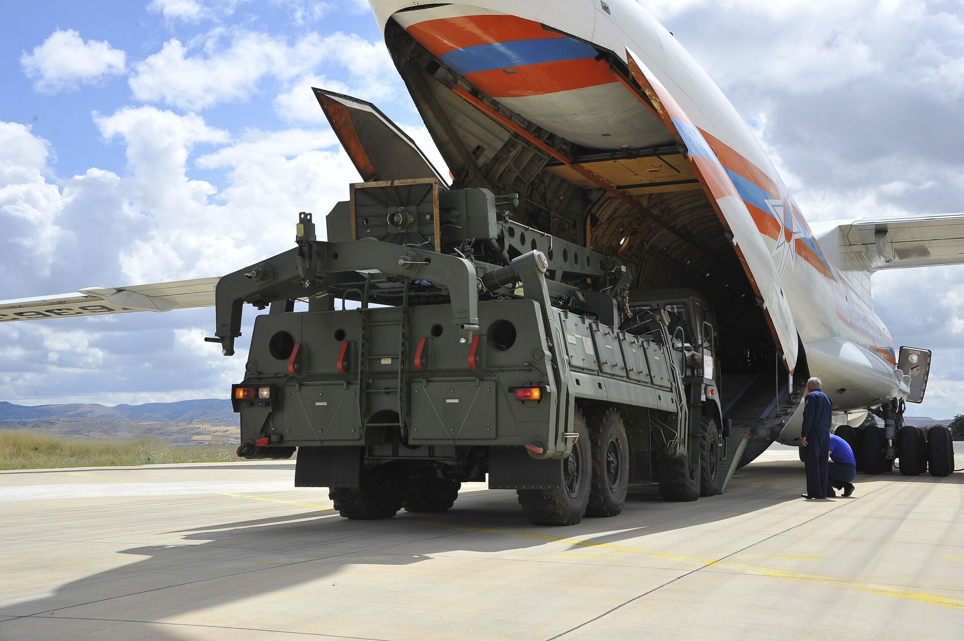 Military vehicles and equipment, parts of the S-400 air defense systems, are unloaded from a Russian transport aircraft, at Murted military airport in Ankara, Turkey, Friday, July 12, 2019 - Sputnik भारत, 1920, 31.12.2022