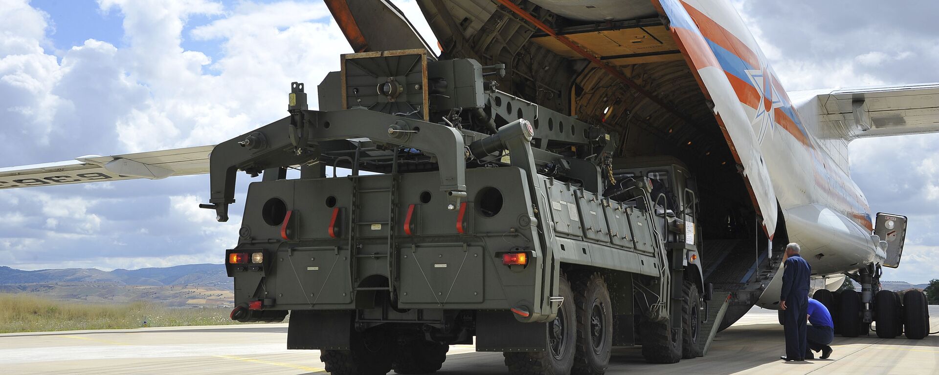 Military vehicles and equipment, parts of the S-400 air defense systems, are unloaded from a Russian transport aircraft, at Murted military airport in Ankara, Turkey, Friday, July 12, 2019 - Sputnik भारत, 1920, 12.01.2023