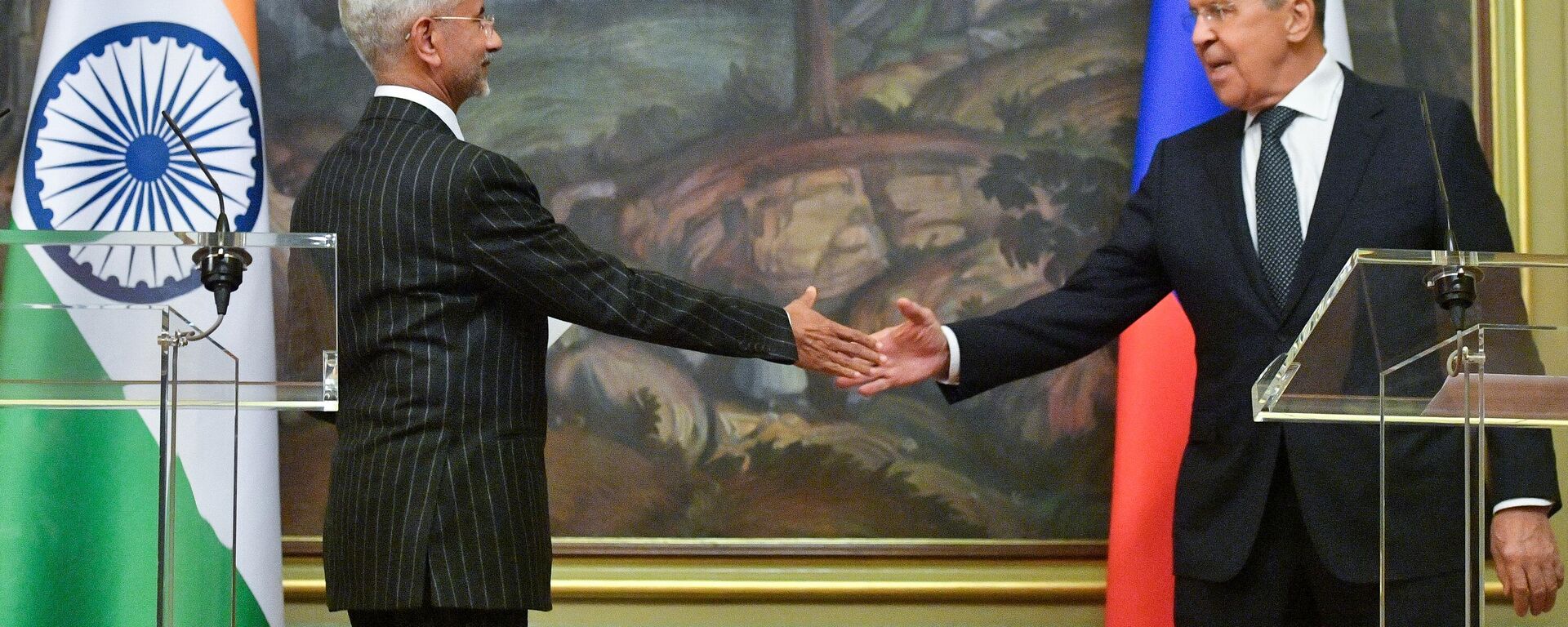 Russian Foreign Minister Sergei Lavrov, right, and his Indian counterpart Subrahmanyam Jaishankar shake hands - Sputnik भारत, 1920, 05.12.2023