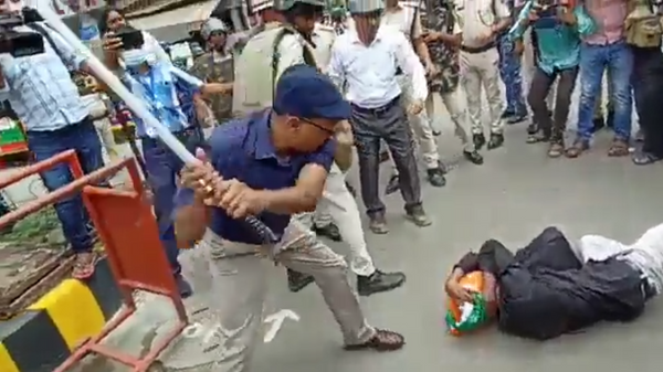  Police lathi charge aspiring teachers during a protest 
 - Sputnik भारत