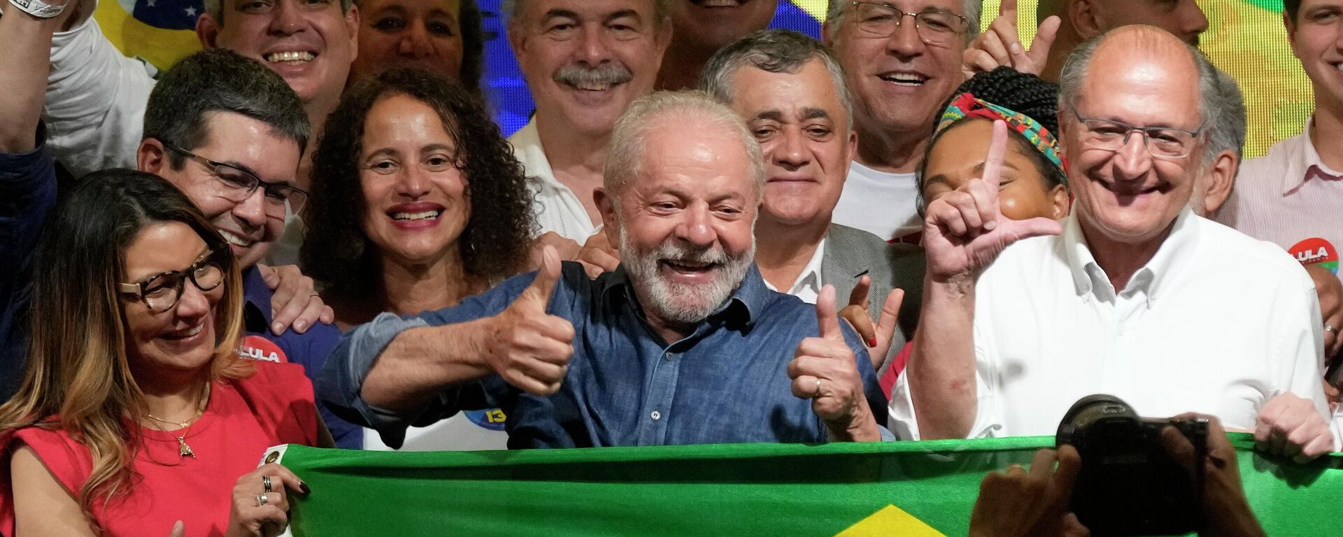 Former Brazilian President Luiz Inacio Lula da Silva celebrates with his wife Rosangela Silva, left, and running mate Geraldo Alckmin, right, after defeating incumbent Jair Bolsonaro in a presidential run-off to become the country's next president, in Sao Paulo, Brazil, Sunday, Oct. 30, 2022. - Sputnik भारत, 1920, 02.01.2023