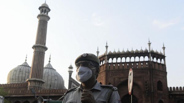 A police officer stands guard outside Jama Masjid during a government-imposed nationwide lockdown as a preventive measure against the spread of the COVID-19 coronavirus, in the old quarters of New Delhi on April 25, 2020. (Photo by SAJJAD HUSSAIN / AFP) - Sputnik भारत