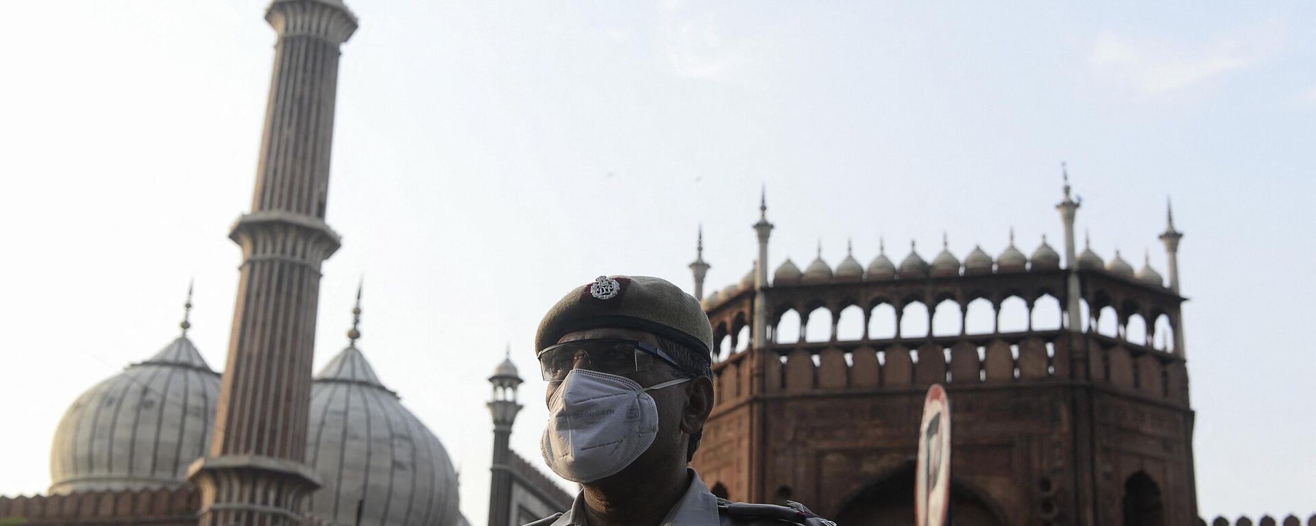 A police officer stands guard outside Jama Masjid during a government-imposed nationwide lockdown as a preventive measure against the spread of the COVID-19 coronavirus, in the old quarters of New Delhi on April 25, 2020. (Photo by SAJJAD HUSSAIN / AFP) - Sputnik India, 1920, 10.01.2023