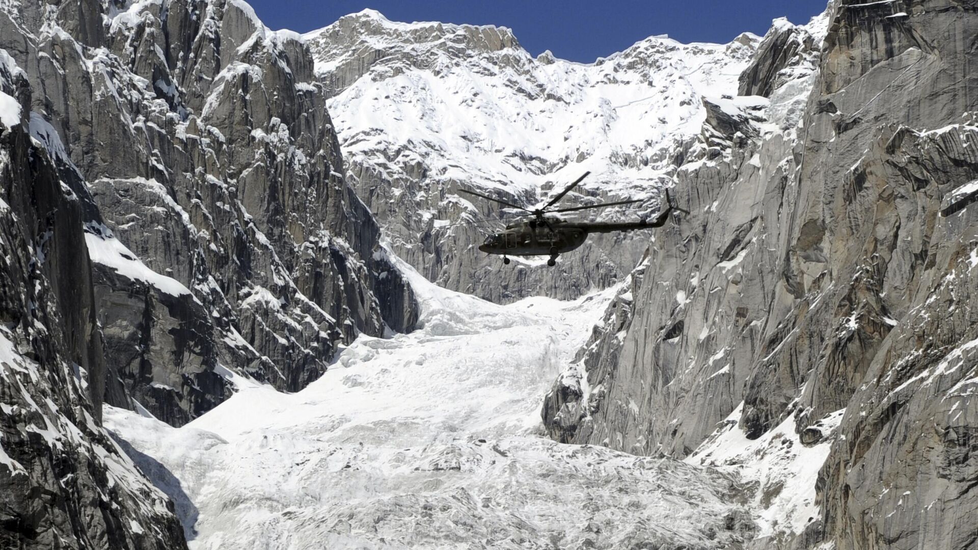 A Pakistan Army helicopter carrying President Asif Ali Zardari, Army Chief General Ashfaq Kayani, and other officials fly over the site of an avalanche over Gayari camp near the Siachen glacier on April 18, 2012 - Sputnik India, 1920, 03.01.2023