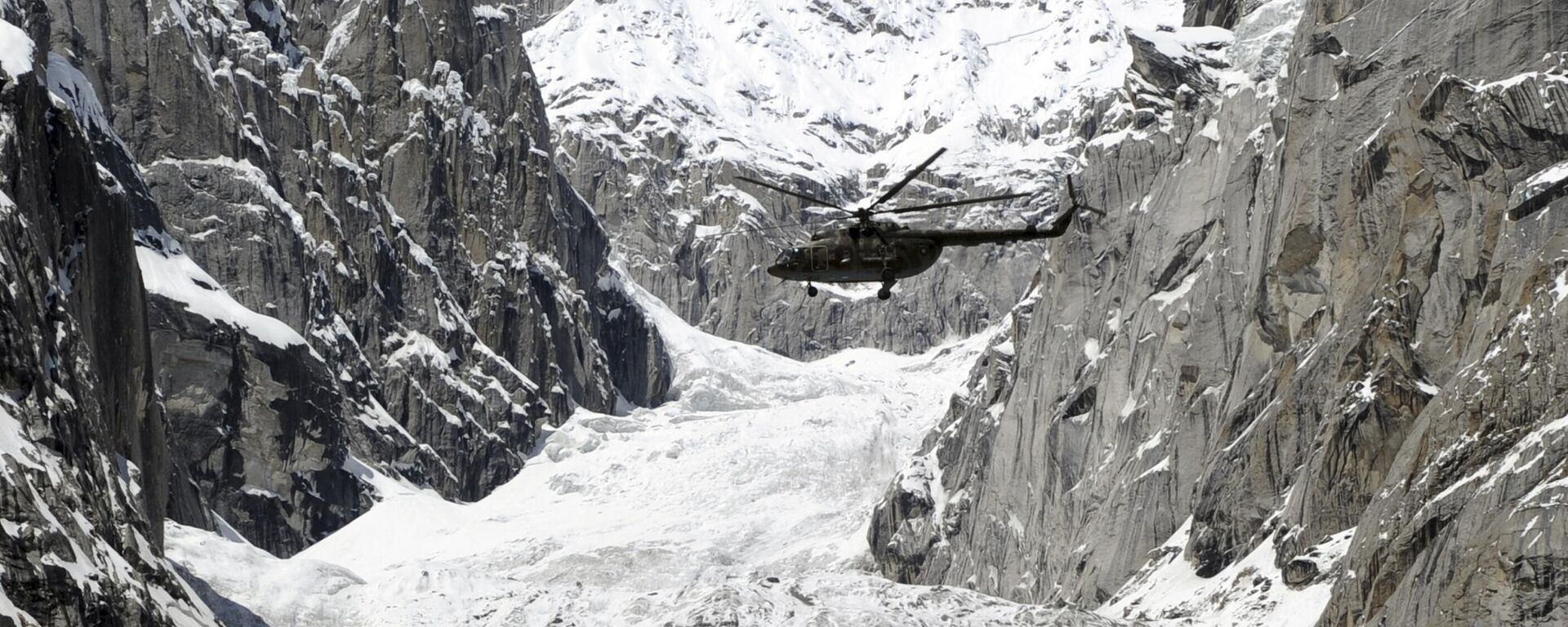 A Pakistan Army helicopter carrying President Asif Ali Zardari, Army Chief General Ashfaq Kayani, and other officials fly over the site of an avalanche over Gayari camp near the Siachen glacier on April 18, 2012 - Sputnik भारत, 1920, 01.02.2023