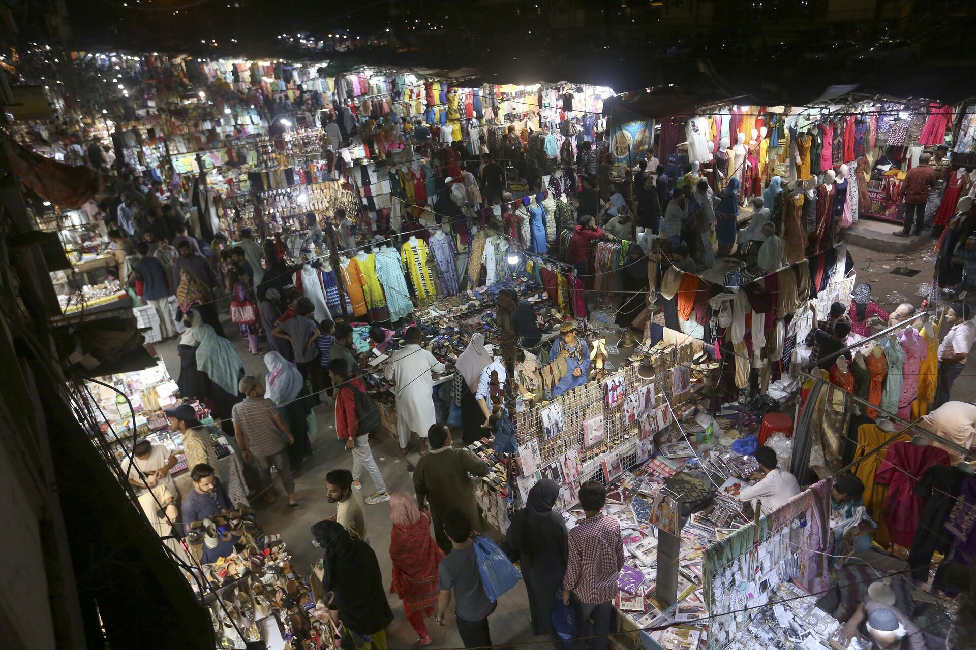 People visit a market to shop for the upcoming Eid al-Fitr celebrations, in Karachi, Pakistan, Friday, April 29, 2022.  - Sputnik India, 1920, 10.06.2023