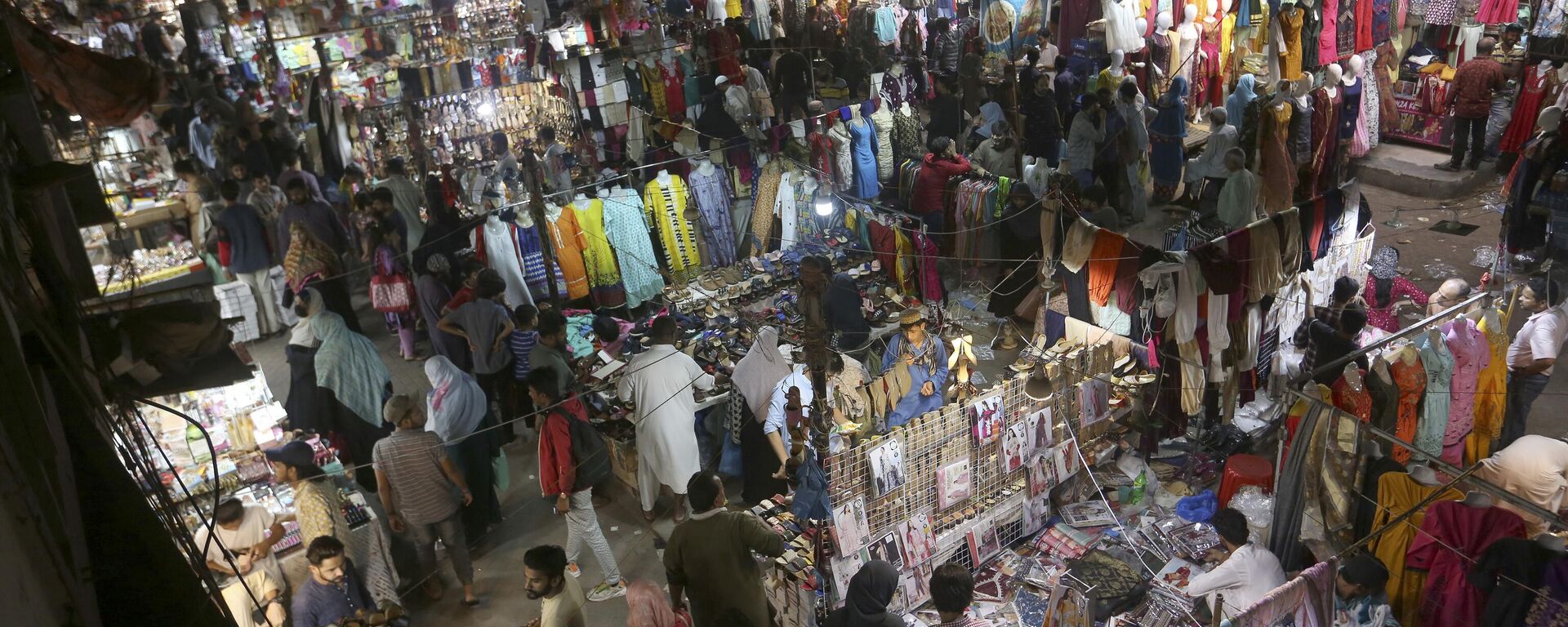 People visit a market to shop for the upcoming Eid al-Fitr celebrations, in Karachi, Pakistan, Friday, April 29, 2022.  - Sputnik India, 1920, 03.01.2023
