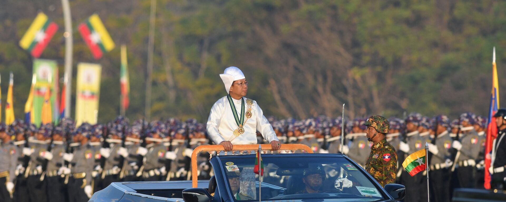 Myanmar's military chief Min Aung Hlaing stands in a car as he oversees a military display at a parade ground to mark the country's Independence Day in Naypyidaw on January 4, 2023 - Sputnik India, 1920, 04.01.2023