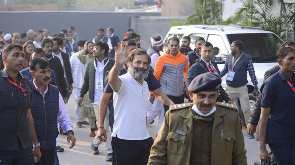 India's Congress party leader Rahul Gandhi (C) takes part in the 'Bharat Jodo Yatra' march in New Delhi on December 24, 2022 - Sputnik भारत