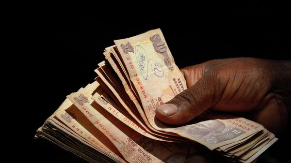 An Indian vendor counts 10 rupee notes at a shop in Hyderabad, India, Sunday, Sept. 1, 2013. - Sputnik India