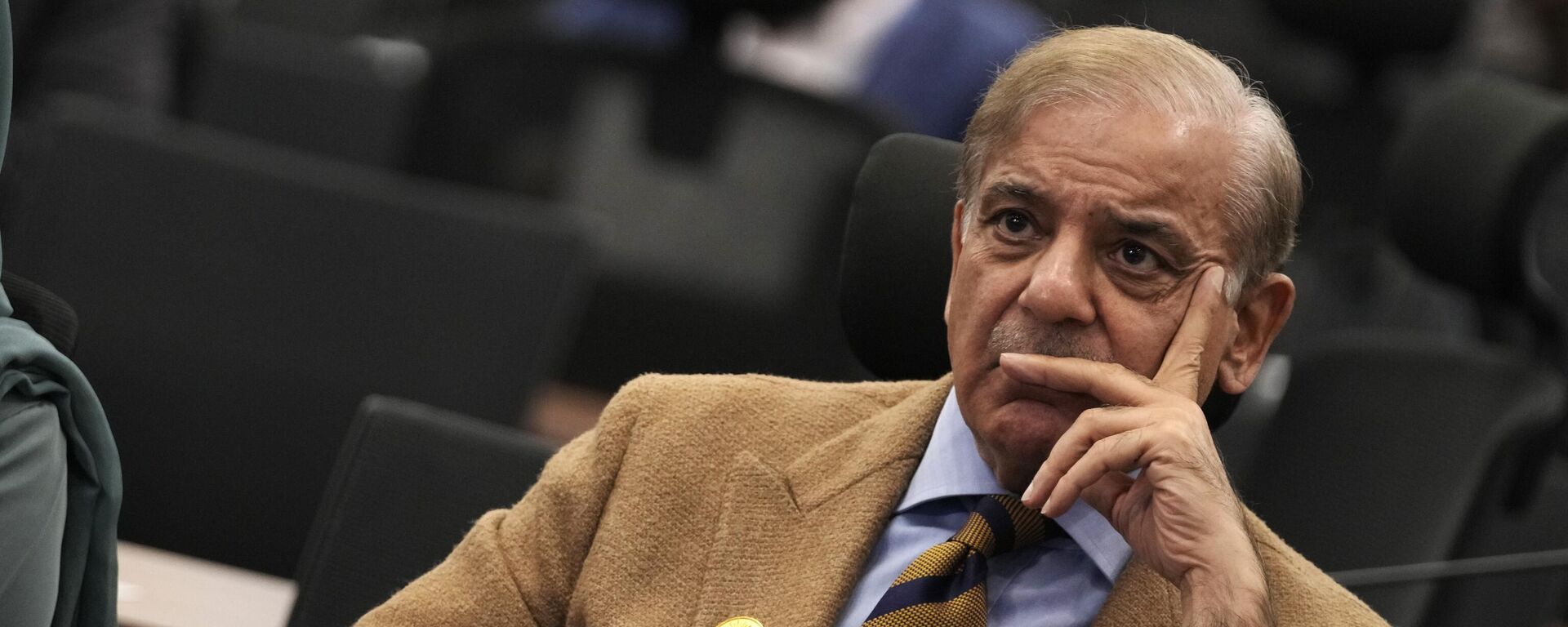 Muhammad Shehbaz Sharif, prime minister of Pakistan, listens to speeches at the COP27 UN Climate Summit, Tuesday, Nov. 8, 2022, in Sharm el-Sheikh, Egypt. - Sputnik India, 1920, 03.02.2023