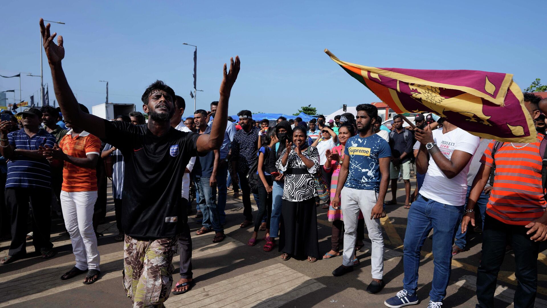 Protesters dance shouting slogans against president Gotabaya Rajapaksa outside his office in Colombo, Sri Lanka, Wednesday, July 13, 2022 - Sputnik India, 1920, 14.01.2023