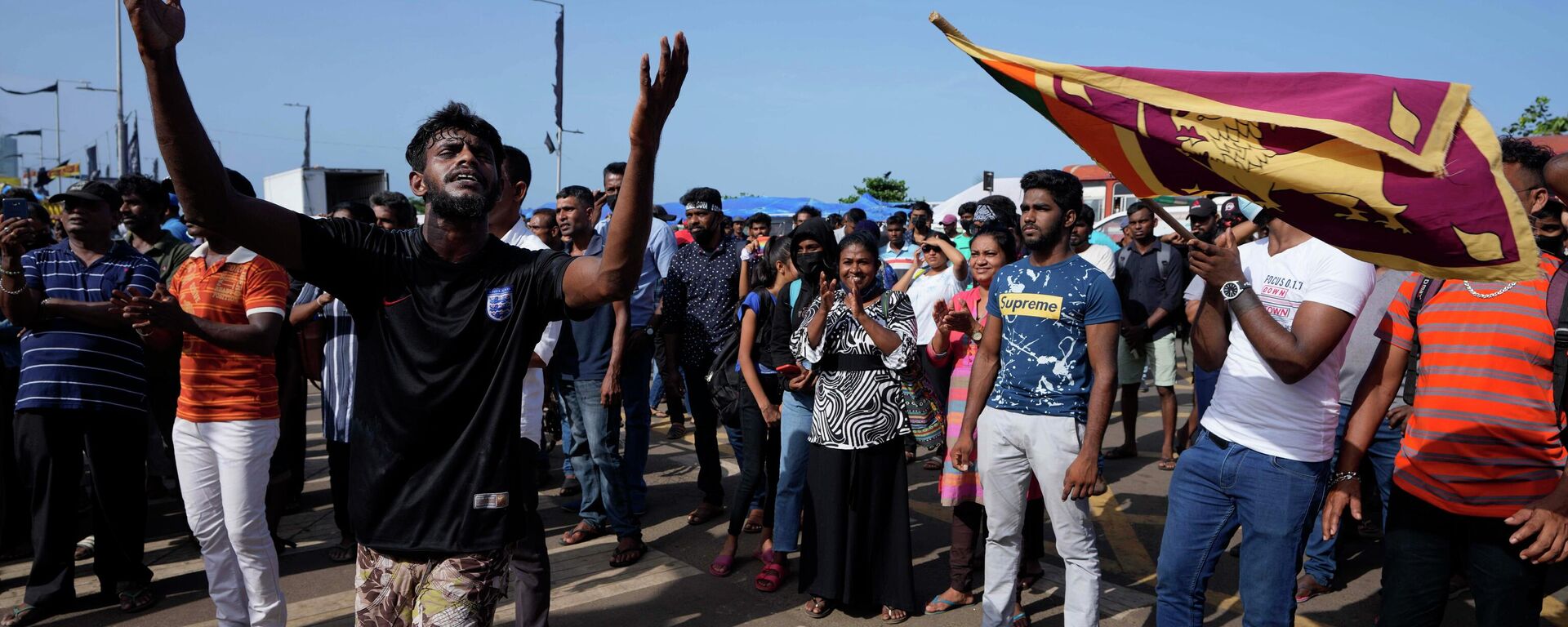 Protesters dance shouting slogans against president Gotabaya Rajapaksa outside his office in Colombo, Sri Lanka, Wednesday, July 13, 2022 - Sputnik भारत, 1920, 23.02.2023