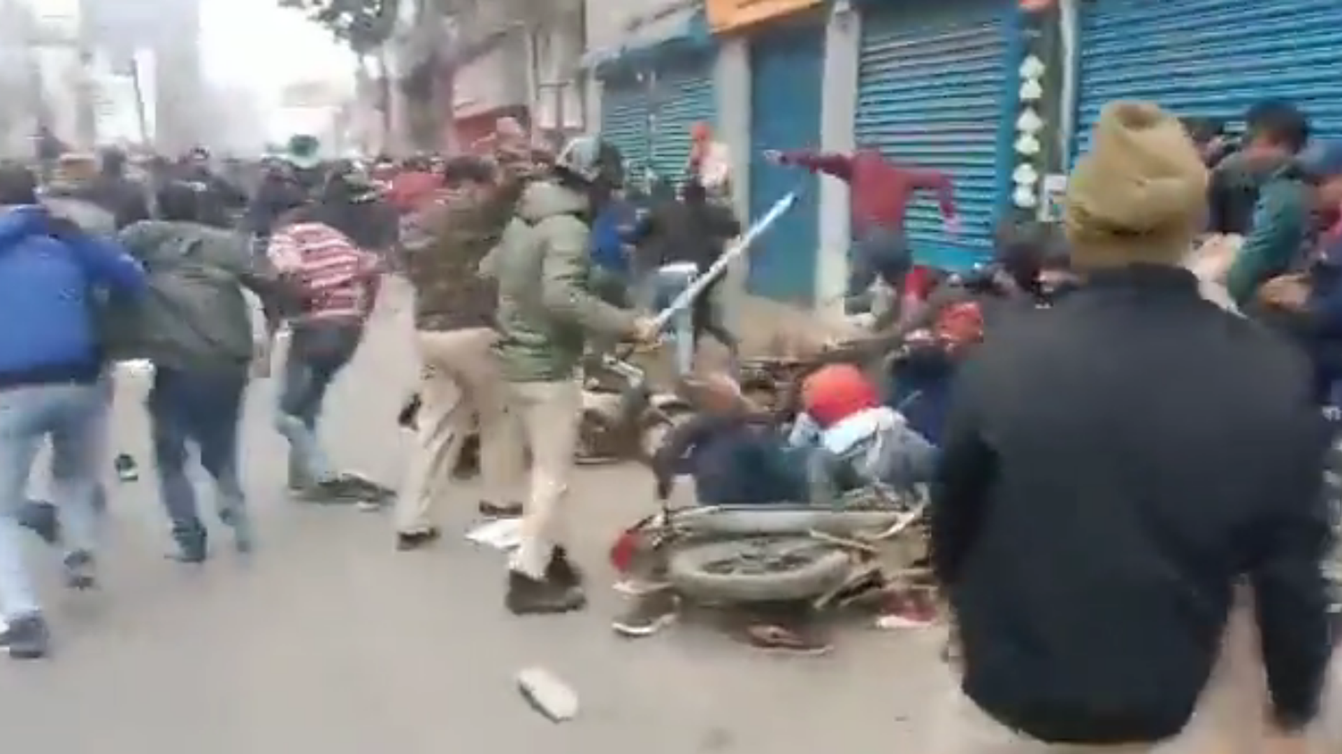 Screenshot of a video, showing protesters clashing with police during mass demonstration in Bihar, India. 4 January 2023. - Sputnik India, 1920, 05.01.2023