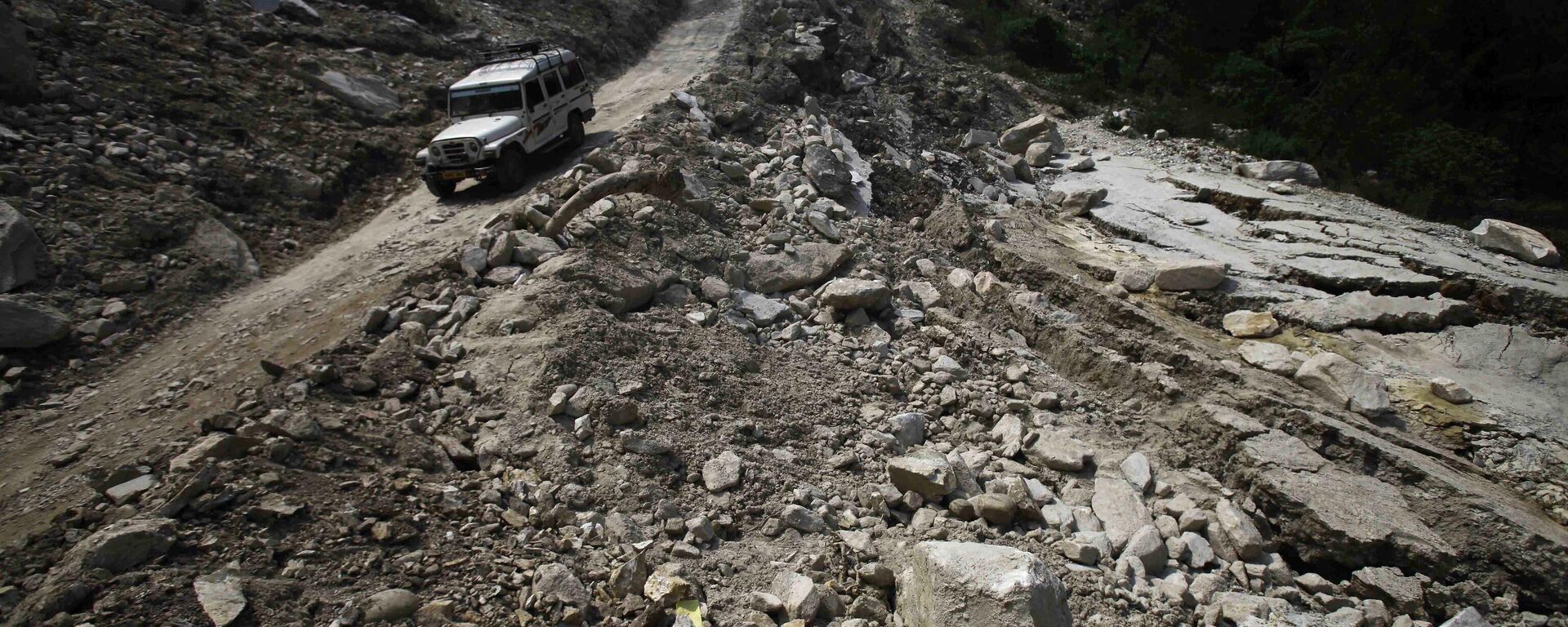  Cars are seen on a road destroyed by landslides and floods,  in Joshimath, India, Friday, June 21, 2013. The heavy rains caused by the annual monsoon have left more than 500 people dead and stranded tens of thousands, mostly pilgrims, in India’s northern mountainous region, officials said Friday.  - Sputnik India, 1920, 05.01.2023