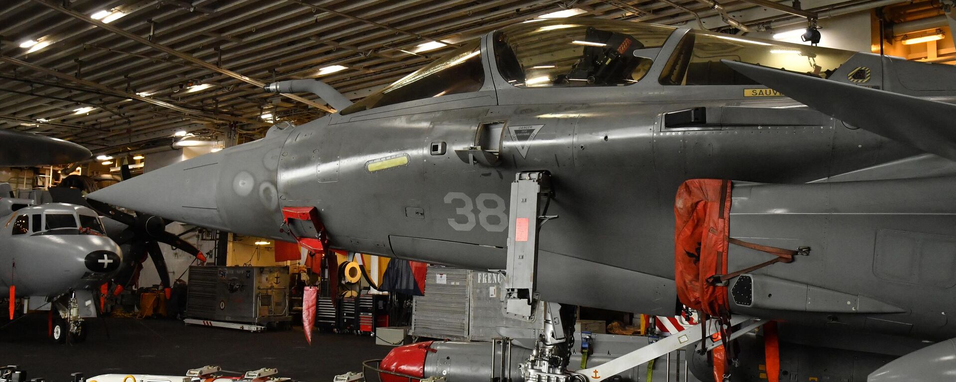 This picture taken on March 1, 2022 shows a view of French Navy Dassault Rafale M multirole fighter aircraft in the hangar of France's aircraft carrier Charles-de-Gaulle, in Cyprus' southern city of Limassol. - Sputnik भारत, 1920, 06.01.2023