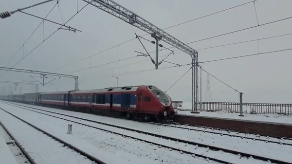 Train pulling through the snow from Banihal to Badgam, Jammu & Kashmir - Sputnik भारत