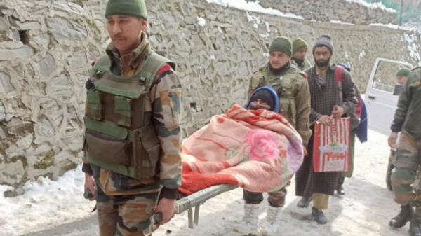 Emergency evacuation of a pregnant lady from Boniyar village, Jammy and Kashmir - Sputnik भारत