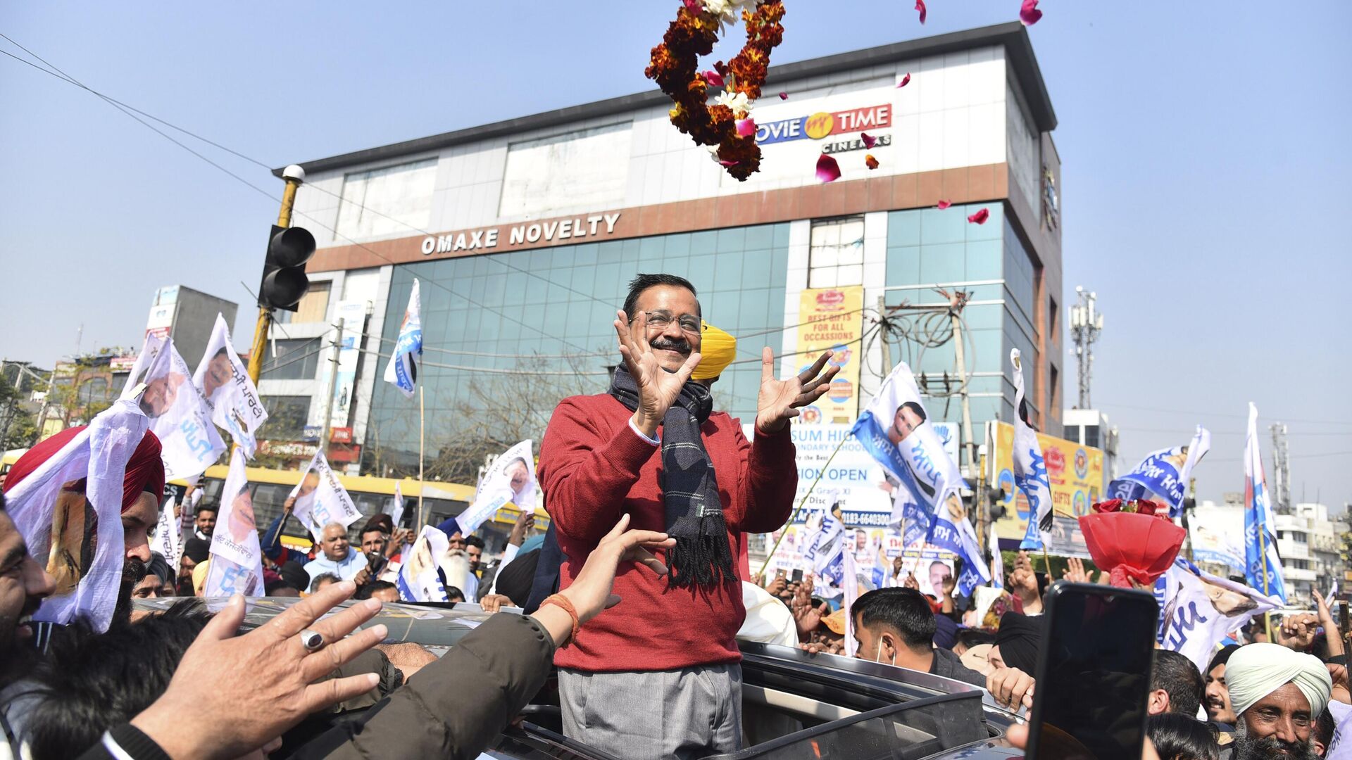 Aam Aadmi Party (AAP) chief, Arvind Kejriwal receives a floral garland thrown at him by supporters during a road show ahead of the upcoming Punjab state assembly election in Amritsar, India, Sunday, Feb.13, 2022. - Sputnik India, 1920, 09.01.2023