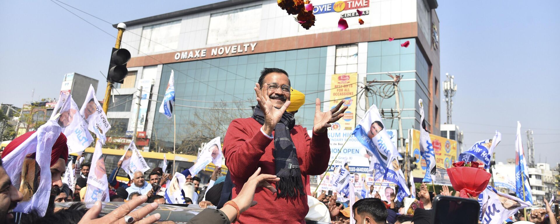 Aam Aadmi Party (AAP) chief, Arvind Kejriwal receives a floral garland thrown at him by supporters during a road show ahead of the upcoming Punjab state assembly election in Amritsar, India, Sunday, Feb.13, 2022. - Sputnik India, 1920, 23.05.2023