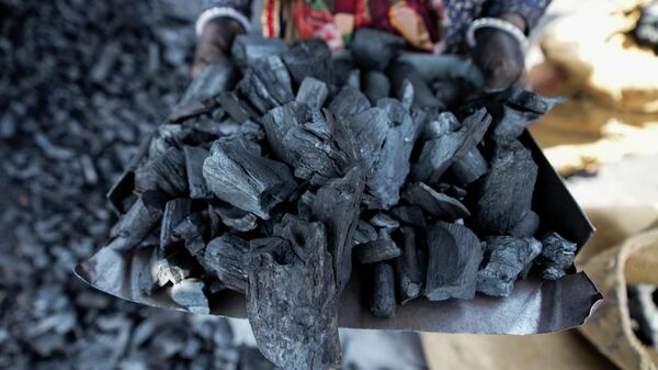A woman works at a coal depot in Ahmedabad, India, Monday, May 2, 2022. - Sputnik India