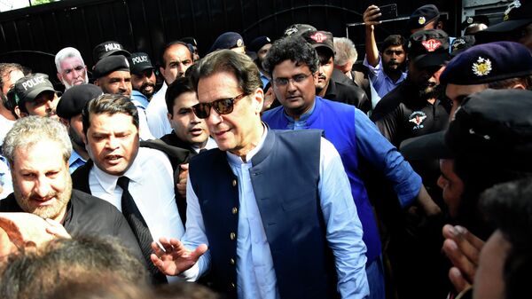 Former Pakistani Prime Minister Imran Khan, center, arrives to the High Court in Islamabad, Pakistan, Wednesday, Aug. 31, 2022. - Sputnik भारत
