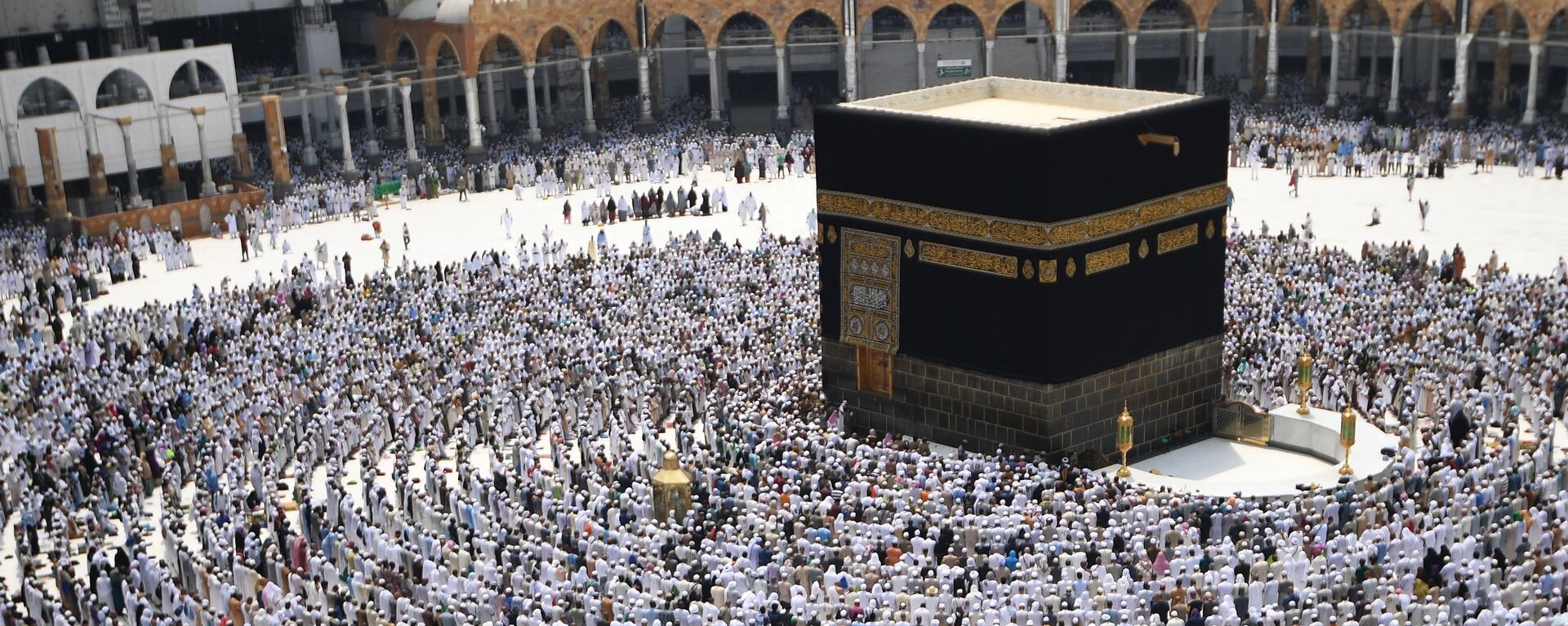 Pilgrims during hajj stand for prayer around the Kaaba at the Al-Masjid al-Haram mosque in Mecca. (File) - Sputnik भारत, 1920, 10.01.2023