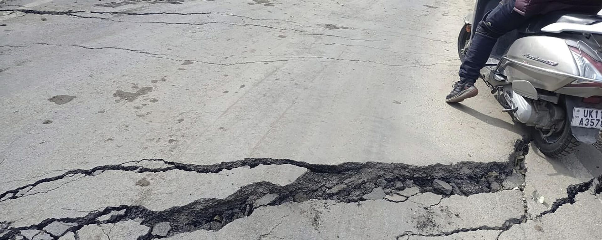 A motorist navigates his way through a crack on a road in Joshimath, India, Tuesday, Jan. 3, 2023. - Sputnik India, 1920, 10.01.2023