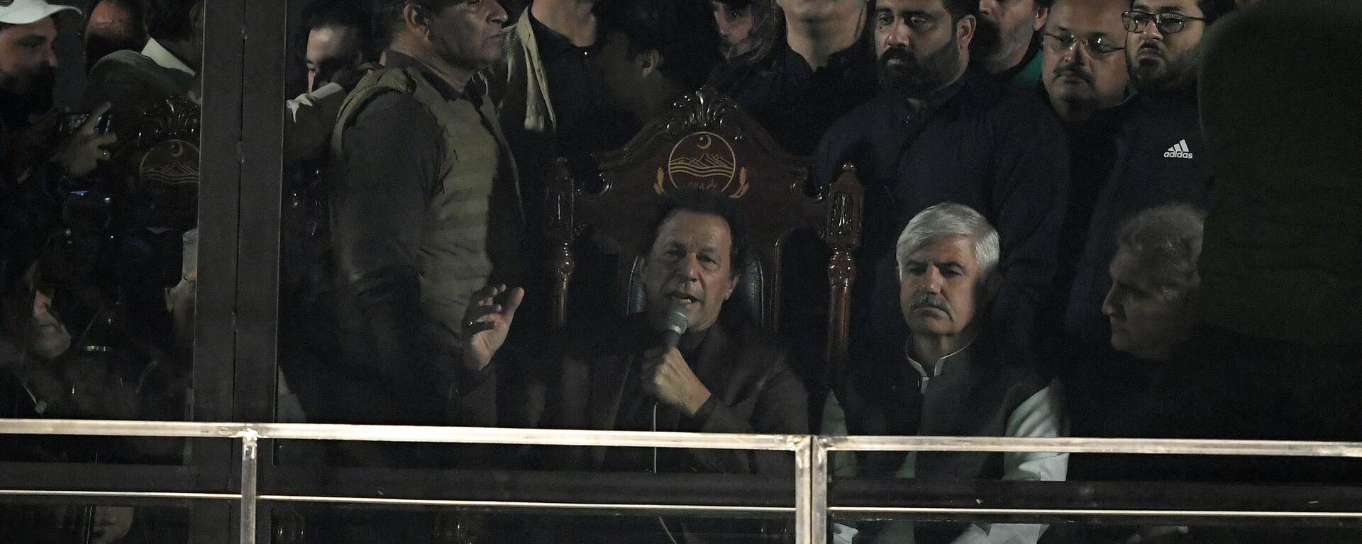 Former Pakistan's Prime Minister Imran Khan (C) delivers a speech behind bullet proof glass shield during an anti-government rally in Rawalpindi on November 26, 2022. - Sputnik India, 1920, 10.01.2023