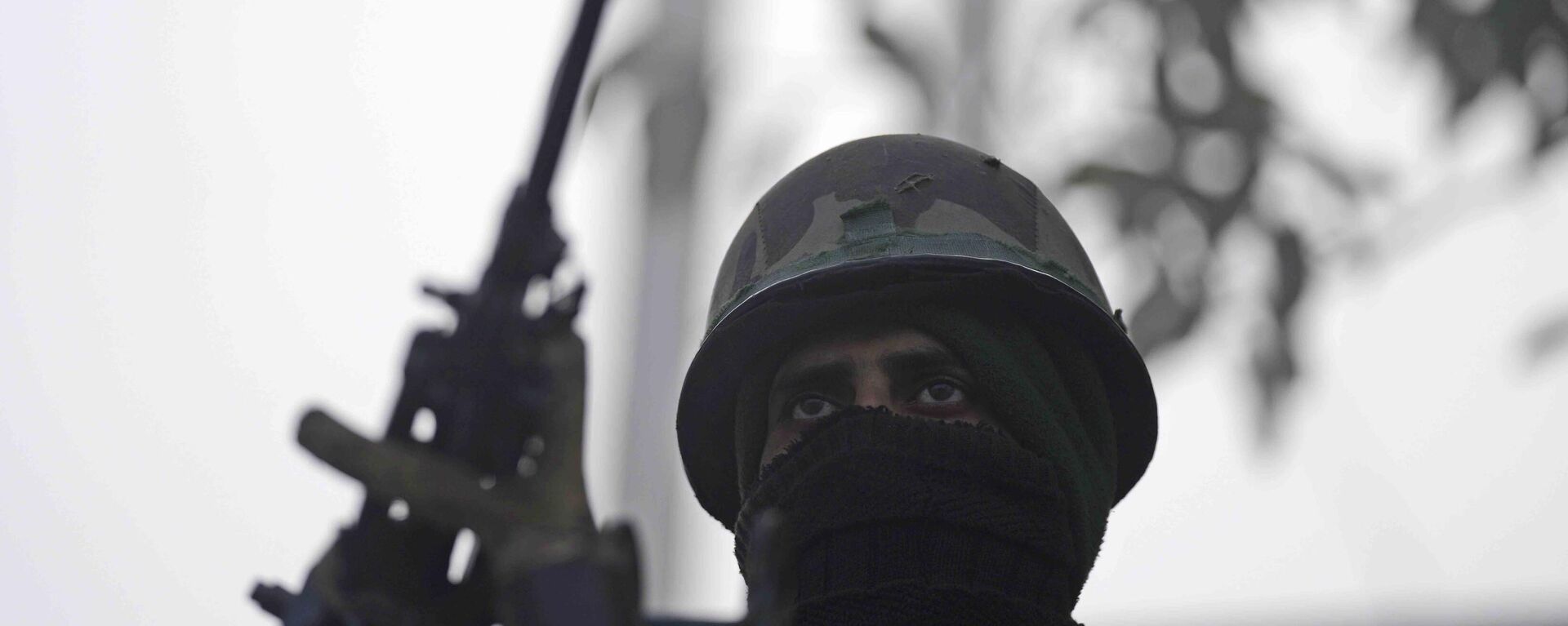 An Indian paramilitary soldier keeps guard during a gunfight at Nagrota, on the Jammu-Srinagar highway, Indian-controlled Kashmir, Wednesday, Dec. 28, 2022. - Sputnik India, 1920, 30.01.2023