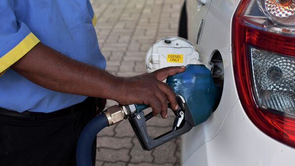 A man fills diesel in a car at a fuel station in New Delhi, India, Sunday, Oct. 19, 2014. - Sputnik India